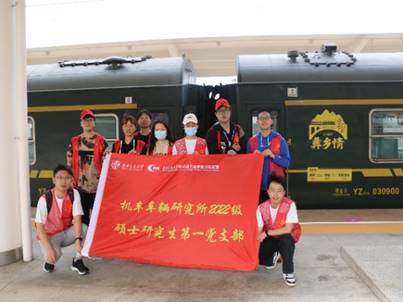 图片包含 路, 男人, 站, 女人描述已自动生成