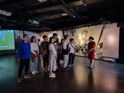 一群人站在室内描述已自动生成